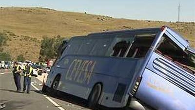 Mueren nueve personas al volcar un autobús de línea en Ávila