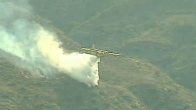 Un centenar de efectivos y 14 medios aéreos actúan en tres incendios de Almería