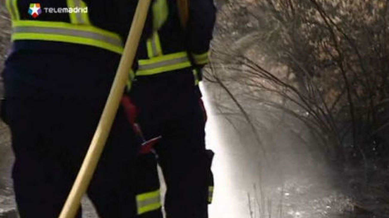 Los bomberos siguen vigilando la zona afectada por el incendio de Valdemorillo