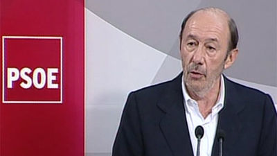 Rubalcaba no descarta la moción de censura si Rajoy no ofrece explicaciones
