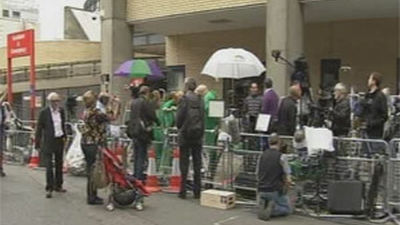 Los fotógrafos reservan puestos ante la clínica donde dará a luz Catalina