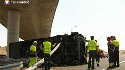 Tres menores heridos leves al volcar un autobús en la R-2 en Paracuellos del Jarama