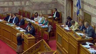 El Parlamento griego aprueba miles de despidos y reformas para recibir el rescate financiero