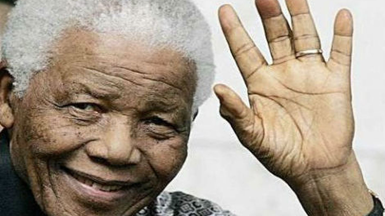 La salud de Mandela, que cumple hoy 95 años, mejora a un "ritmo constante"