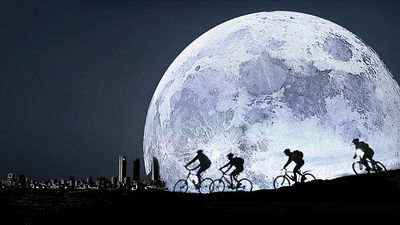 Pedaladas bajo la luz de la luna