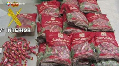 Dos detenidos con más de 55 kilos de cocaína en Barajas escondida en caramelos y cosméticos
