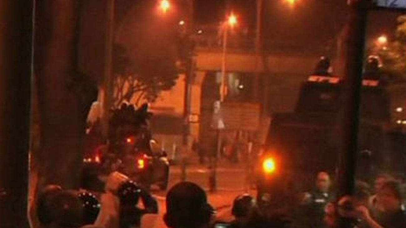Policía y manifestantes se enfrentan cerca del palacio tras recepción a Papa