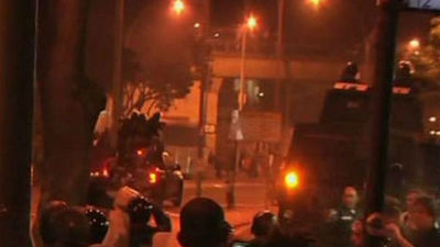 Policía y manifestantes se enfrentan cerca del palacio tras la recepción al Papa