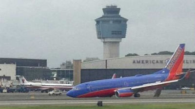 Un avión logra aterrizar en Nueva York sin tren de aterrizaje delantero