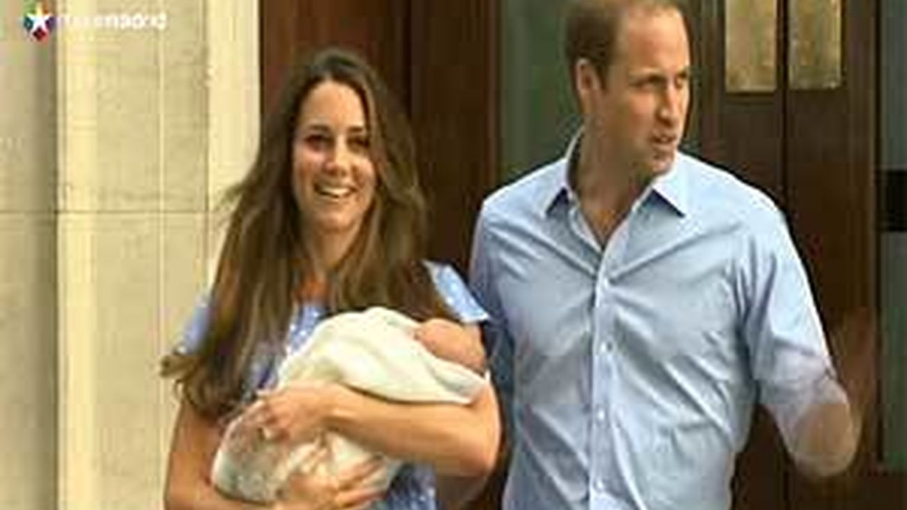 Los duques de Cambridge salen del hospital con su primer hijo