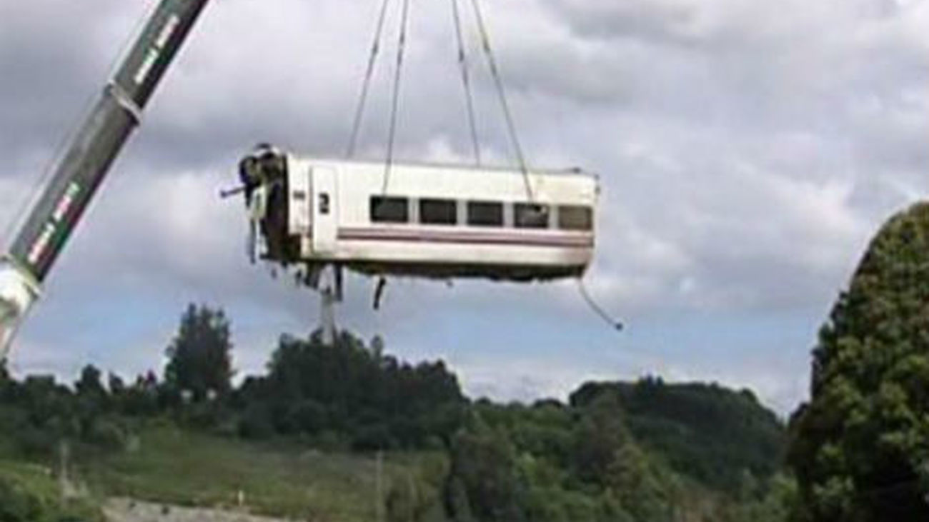 El juez imputa al maquinista del tren e investiga por qué iba a 190 por hora