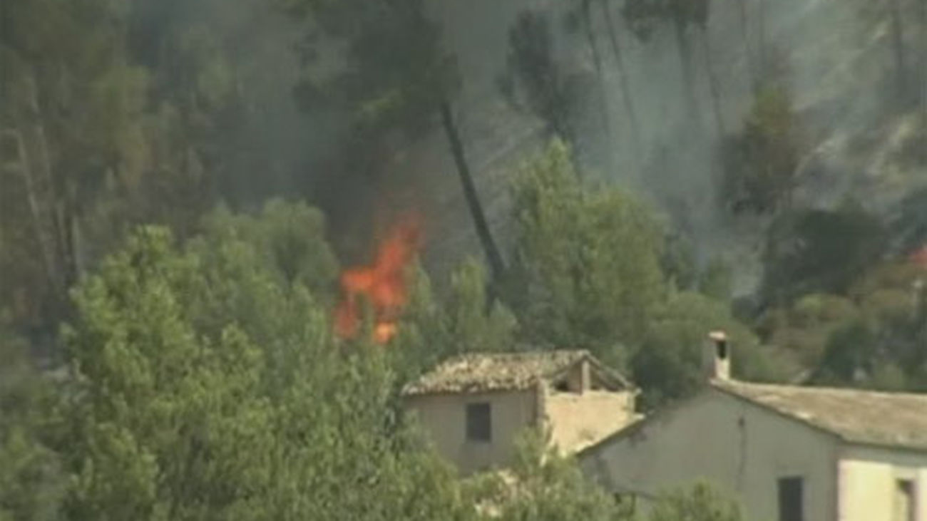 Continúa sin control el incendio de Mallorca tras el desalojo de 730 personas