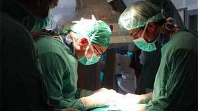 Médicos de La Paz colocan un marcapasos a un bebé nada más nacer por cesárea