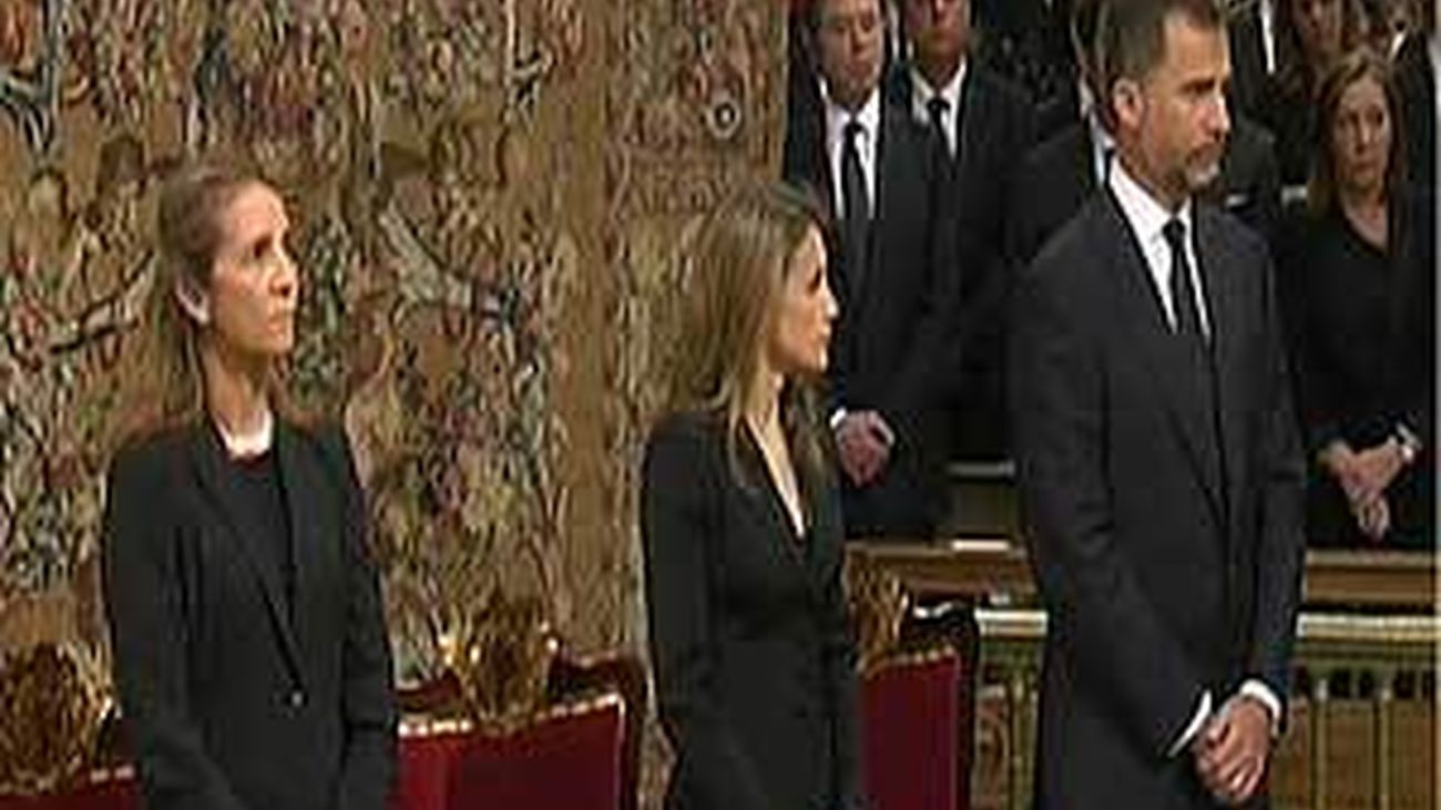 Los Príncipes, Rajoy y Rubalcaba asisten hoy al funeral por las víctimas en Santiago