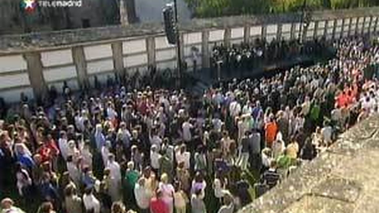 Emotivo homenaje a las víctimas del accidente en el cementerio de Bonaval