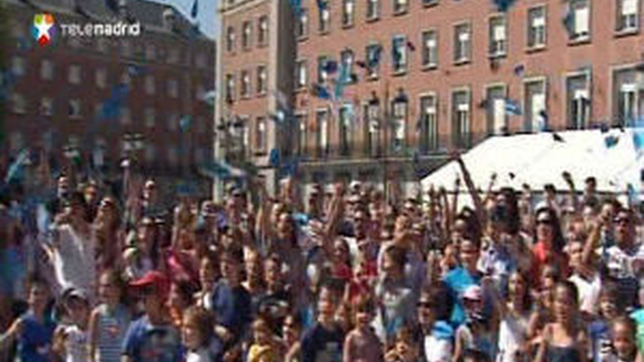 Aviones de papel sobrevuelan Madrid para un récord Guinnes y promocionar film