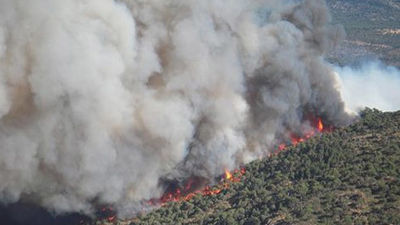 El incendio en Ávila sube a nivel 2 y obliga a desalojar un poblado hippy