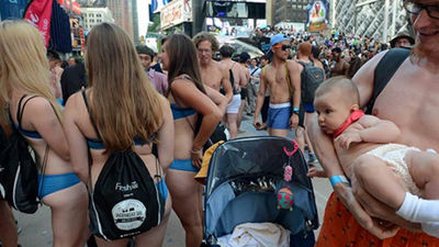 Cientos de personas se desvisten en Times Square en el día de la ropa interior