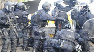 Los disturbios en Belfast dejan 56 policías heridos