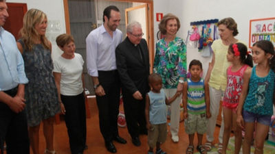 La Reina conoce de primera mano la actividad social de Cáritas en Mallorca