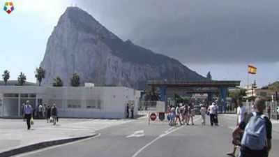 El Reino Unido estudia "acciones legales" contra España por los controles en Gibraltar