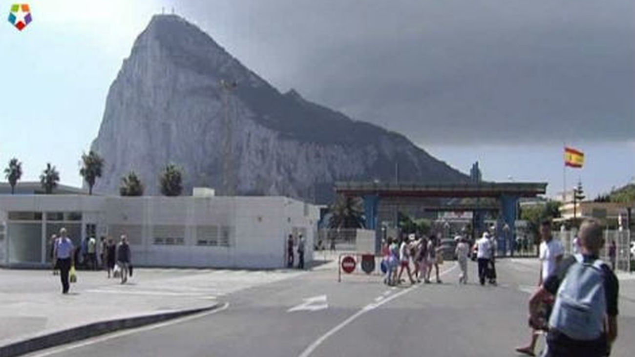El Reino Unido estudia "acciones legales" contra España por los controles en Gibraltar