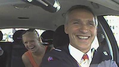 El primer ministro noruego conduce un taxi durante un día