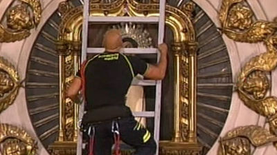 Los bomberos rinden homenaje a la Virgen de  la Paloma