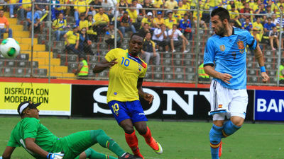 España gana 2-0 a Ecuador con goles de Negredo y Cazorla