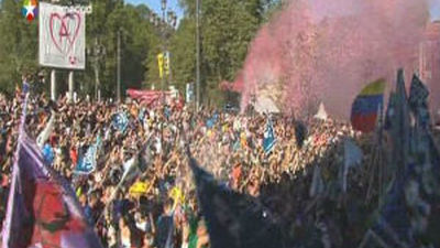 La concejala de Fiestas de Bilbao lanza el "txupin" junto a la "txupinera" suspendida