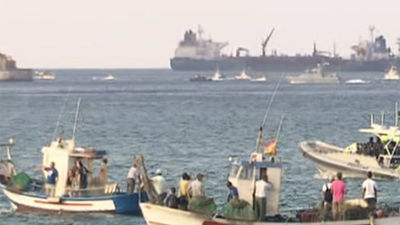 Los pescadores acaban la protesta instando a Gibraltar a no tirar más bloques al mar