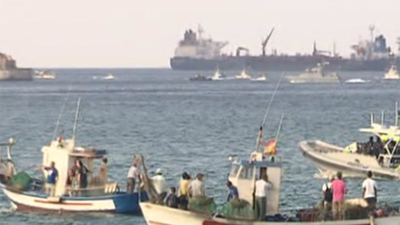 Los pescadores acaban la protesta instando a Gibraltar a no tirar más bloques al mar