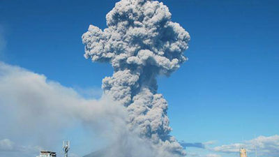 El volcán nipón Sakurajima entra en erupción provocando una gran nube cenizas