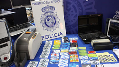 La Policía Nacional desarticula en Madrid un laboratorio de falsificación de tarjetas bancarias