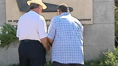 Poemas y una ofrenda floral recuerdan a las víctimas del accidente de Spanair