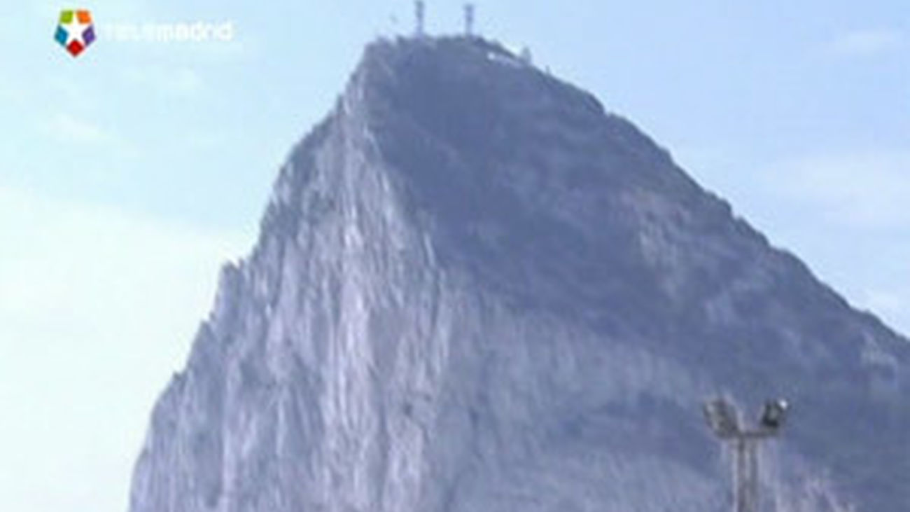 Bruselas investigará bloques lanzados al mar en Gibraltar a petición de España