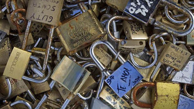 El peso del amor hace que tiemble el El Pont des Arts de Paris