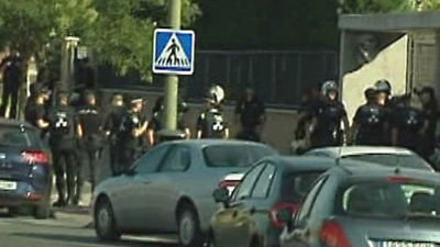 Dos hombres saltan al vacío por un tiroteo en un edificio de Sanchinarro