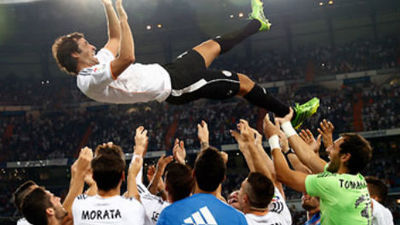 Manteo, capotazos y gol de Raúl en la noche de su homenaje