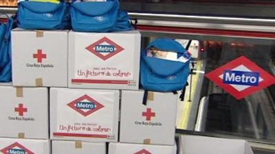 Metro y Cruz Roja recogen material escolar para familias con menos recursos