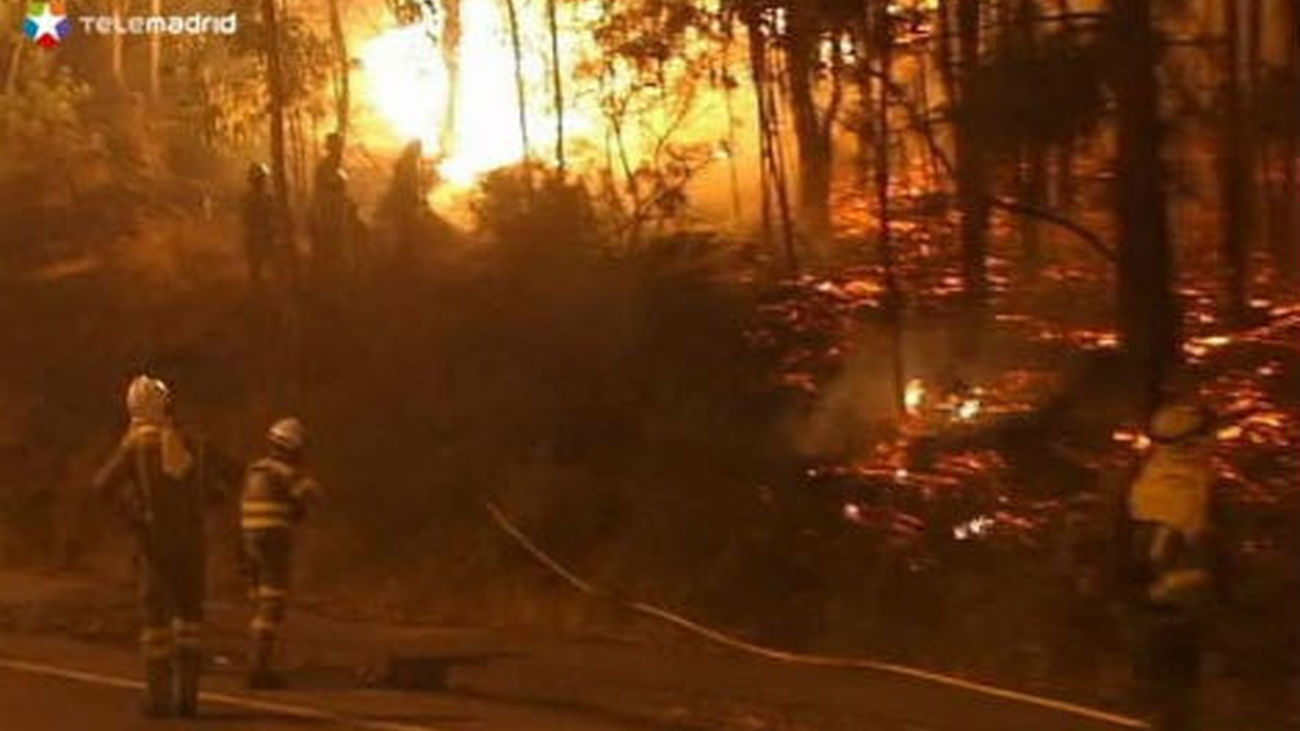 Continúa activo el incendio de Ribeira y es desactivado el nivel 1 en el de Oia