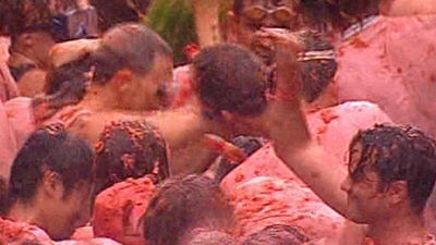 La lluvia adelanta el inicio de la primera Tomatina de pago y pasada por agua