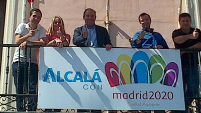 Alcalá muestra su apoyo a la candidatura Madrid 2020 colgando una pancarta en el Consistorio