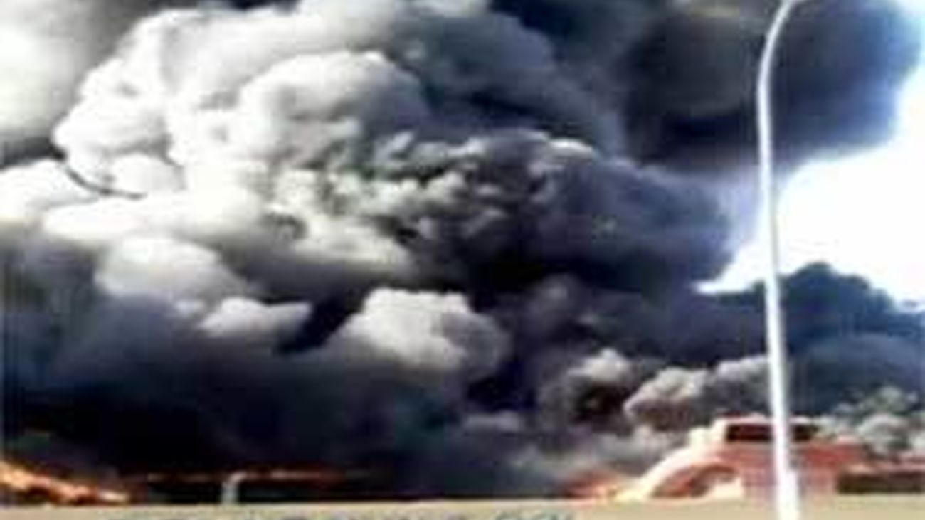 Los bomberos extinguen un  incendio en una piscina abandonada de Coslada