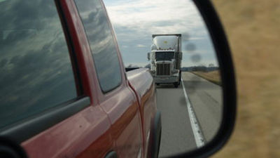 Detenido un anciano que conducía sin puntos un camión con 19.000 botellas de ron robadas