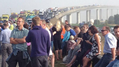 Decenas de heridos por un choque de 130 vehículos en una autopista inglesa