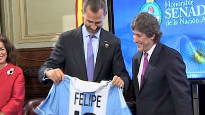 El vicepresidente argentino recibe al príncipe Felipe en Buenos Aires y apoya a Madrid 2020