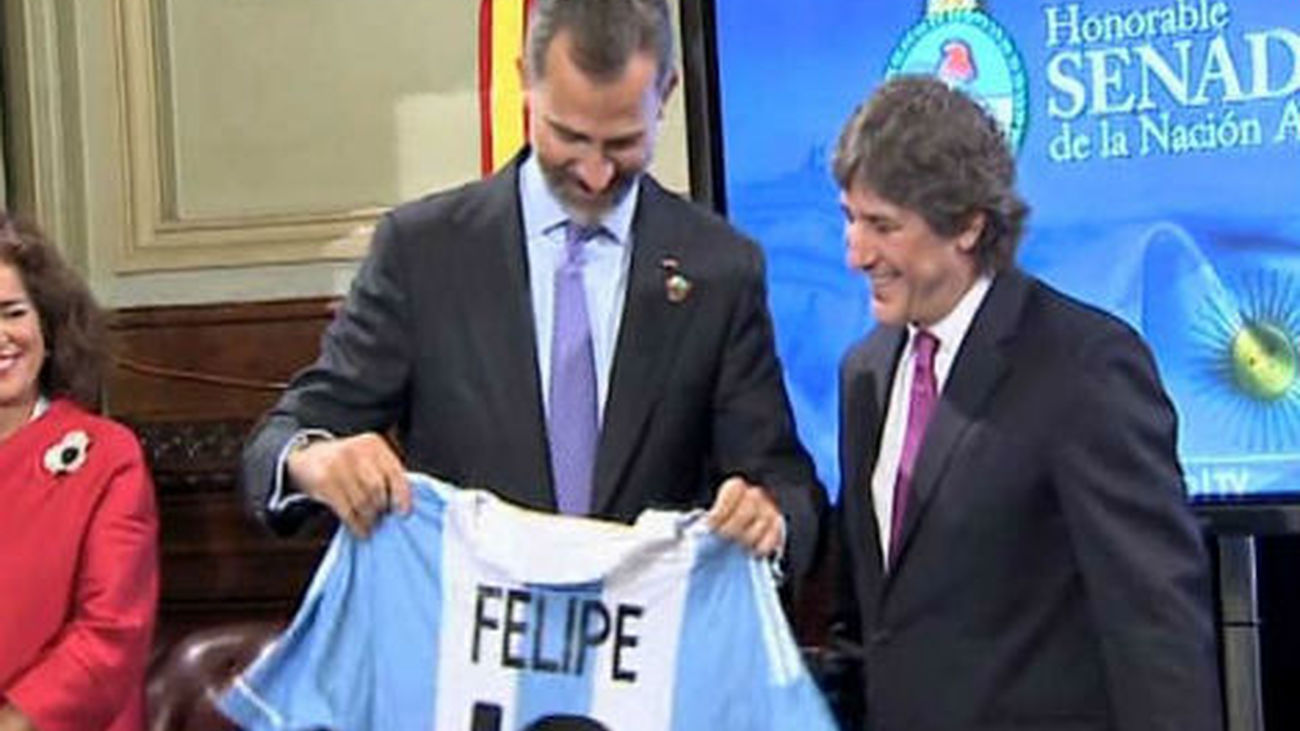 El vicepresidente argentino recibe al príncipe Felipe en Buenos Aires y apoya a Madrid 2020