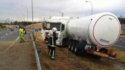 El vuelco de un camión cisterna obliga a cortar dos carriles en la M-40