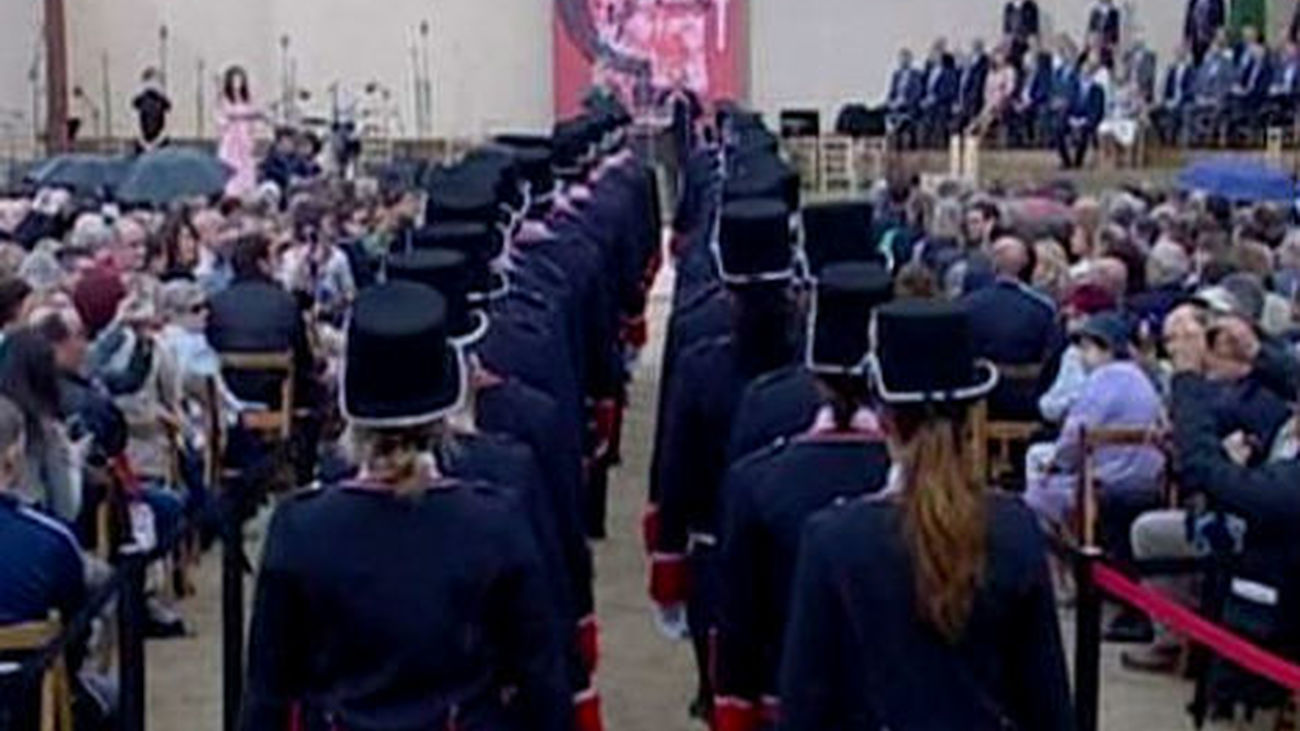 Unos 6.000 catalanes participan en el acto institucional deslucido por lluvia